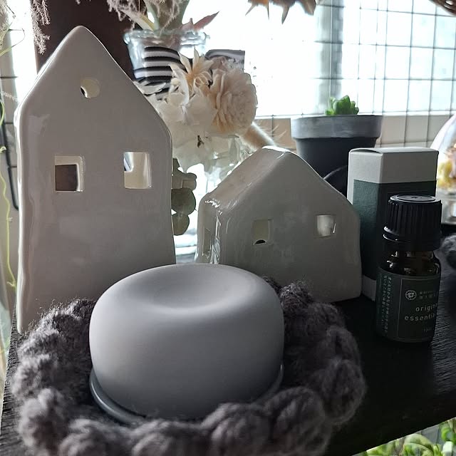 香りのある暮らし,一人暮らし,ディスプレイ,マンション,ドライフラワー,秋,連投すみません(。><),NO GREEN NO LIFE,RCの出会いに感謝♡,お花が大好き( ´͈ ᗨ `͈ )◞❀,マンション暮らし,植中毒,お返事遅くなります(。-人-。),ドライフラワーのある暮らし,趣味時間,コメントお気遣いなく(⁎ᴗ͈ˬᴗ͈⁎),アロマ,花瓶,フラワーベース,花びん,窓,DIY,usagiちゃんの編み編み,旅の思い出,無印良品,LAKOLE,香り小物すき,エッセンシャルオイル,hanahanaちゃんとオソロ,冬支度 noaの部屋