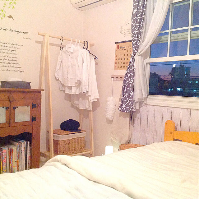 Bedroom,ニトリのカゴ,ダイソーのカーテン,6帖,二段ベットを横に並べる,ニトリのハンガーラック,格子窓,ニトリ naoの部屋