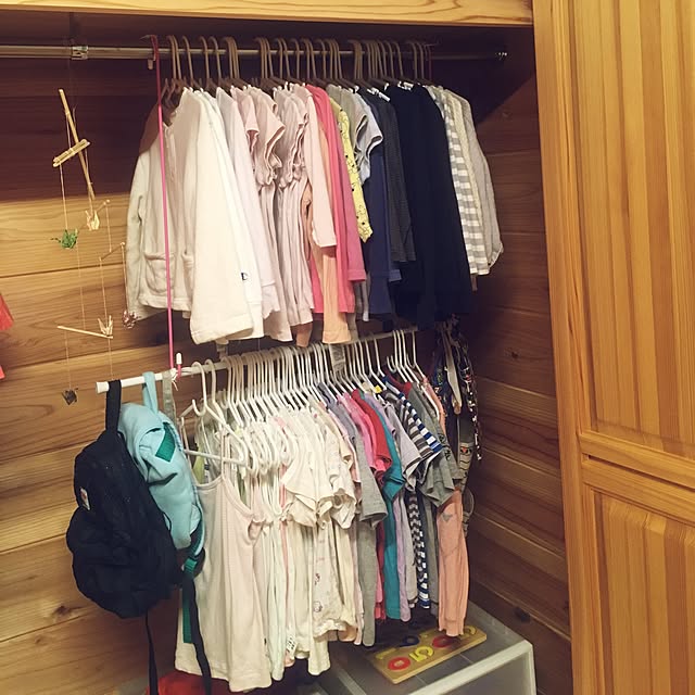 My Shelf,クローゼット 収納,無垢材の扉,子供服クローゼット,おんなのこ,つるす収納,時短,時短収納,S字フックの長いもの,S字フック,子供服収納,こども部屋,クローゼット,無垢,こどもと暮らす。,収納アイデア,ニトリハンガー,突っ張り棒はダイソー,突っ張り棒で収納,突っ張り棒,つっぱり棒 Norikoの部屋