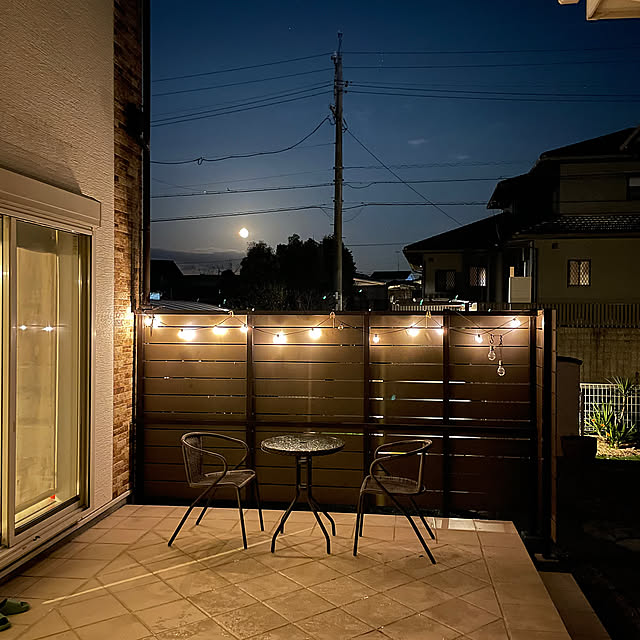 Entrance,ガーデンファニチャー,ストリングライト,テラス,タイルテラス,タイルデッキ,コの字型の家,コの字の家,中庭,中庭テラス,中庭デッキ,中庭のある家,ユッカ,ガーデンライト,ウッドフェンス,アウトドアリビング,テラスガーデン MRHTの部屋
