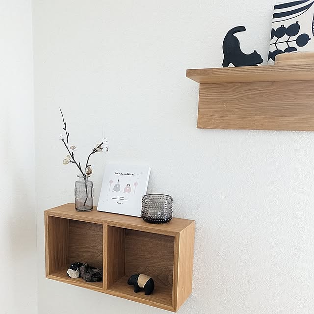 On Walls,キャンドルホルダー,花瓶,イッタラ,フラワーベース,Iittala,100均アイテム,ひな祭り,フェイクフラワー,ミニチュア雑貨,おひな様,ディスプレイコーナー,ポレポレ動物,ニトリのウォールシェルフ,イベント参加中,あとでゆっくりお邪魔します♡,季節のお花,100均パトロール,季節を楽しむ暮らし,季節小物,抜け毛取りクリーナー,nobikoさんの紙粘土ネコ作品,RoomClipショッピング,ファブリックパネル,アートパネル,飾り棚,猫大好き,シンプルインテリア hihaの部屋