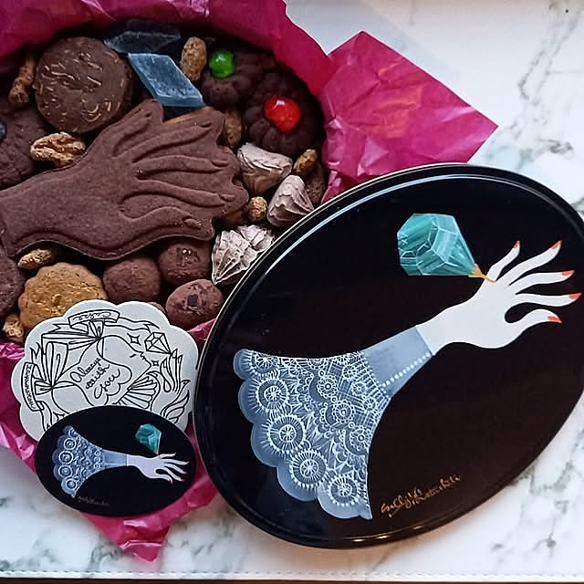 My Desk,写真同時投稿新機能つかってみた,パケが可愛いお菓子,松下さちこさんデザイン,太陽の塔クッキー缶,ホワイトデーに,個性的なお菓子,宝石箱のようだ(⑉゚ii ゚⑉),太陽の塔クッキー缶クロ,太陽の塔クッキー缶シロ cafe0415hの部屋