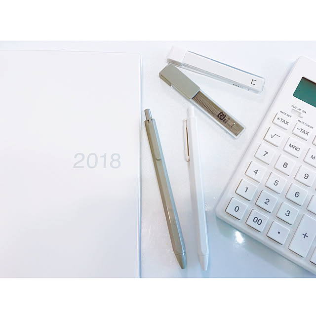 My Desk,ステーショナリー,シャーペン,素敵なお家作りを目指して,シンプル,グレー好き♡,ホワイト大好き,100均,ダイソー,100均アイテム,モノトーン,手帳2018,一目惚れ,可愛すぎる♡,無印良品 marronsnowの部屋