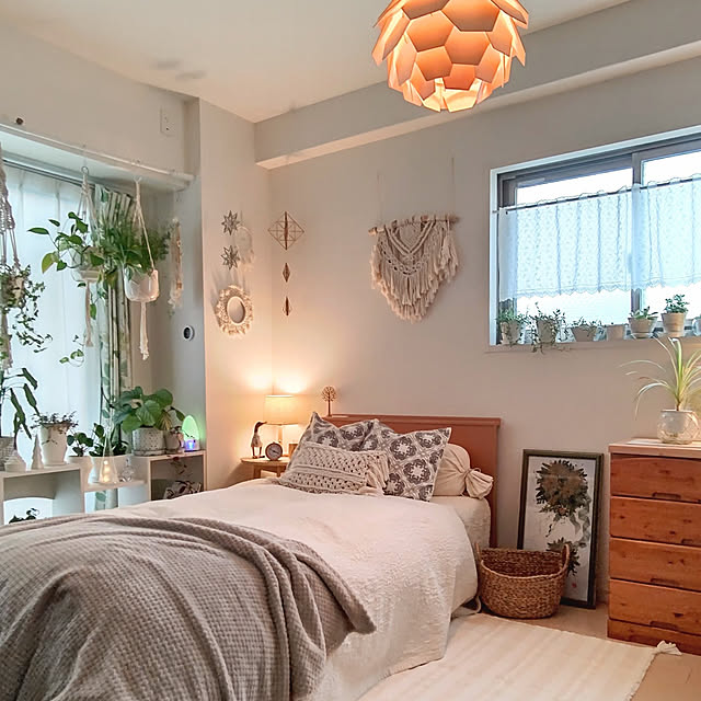 Bedroom,寝室,受賞景品で購入しました,ひとり暮らし,URBAN GREEN LIFE,ボタニカルライフ,マクラメ編み手作り,スマートライト,間接照明のある暮らし,2020.12.20,超音波式アロマ加湿器,ブランケット,スマート家電,ペンダントライト,手作り,LEDライト,ベルメゾンのベッド,収納付きベッド,布団カバーはニトリ,フィトンチッド,ドローアライン,DRAW A LINE,ベッドメイキング YuriYuriの部屋