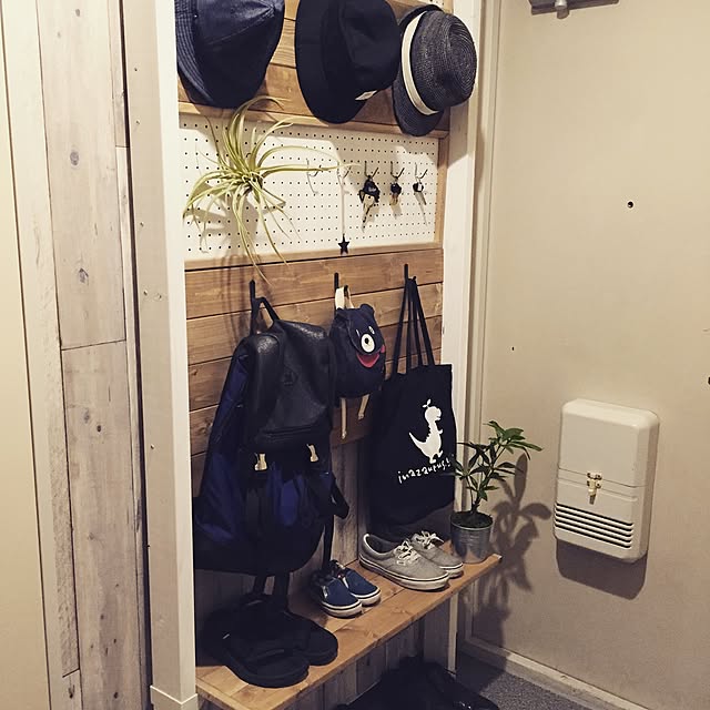 Entrance,壁面収納,2×4材,100均,賃貸,1×4で作る家具,インスタやってます→syk92aaa,築20年以上,LABRICO,ラブリコ,有孔ボード kaniの部屋
