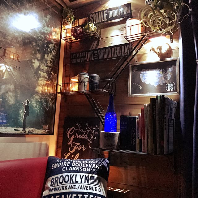 Bedroom,ファイヤーエスケープ,いつもイイね！ありがとうございます♪,cocosorasakuさんプレ企画,フェイクグリーン,チョークアート風,kazooさんのプレート,レンガの洋書,しまむらクッション masu...の部屋
