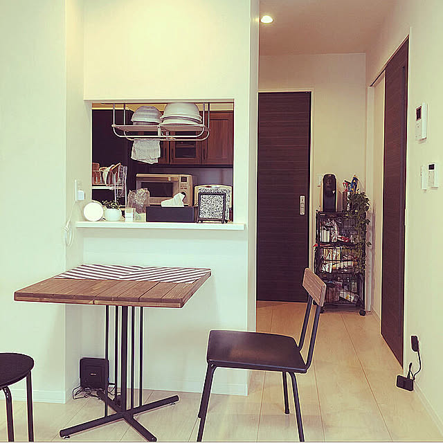 Kitchen,一人暮らし,テーブル,1LDK 1人暮らし,イベント用,アイアン家具,アイアン雑貨,アイアン,ウォルナット,対面キッチン,キッチン,キッチンペーパー,ダイニングチェア,ダイニングテーブル＆チェア,ダイニングテーブル,ダイニング,シャーメゾン,賃貸インテリア,椅子 hi--の部屋