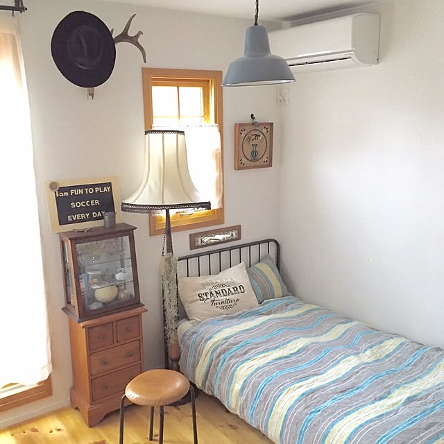 Bedroom,リメイク椅子,ハンティングトロフィー,Philipsランプ,ベルメゾン布団カバー,エアープランツ,journal standard Furniture,珪藻土壁,アンティーク,無垢の床 yumiの部屋
