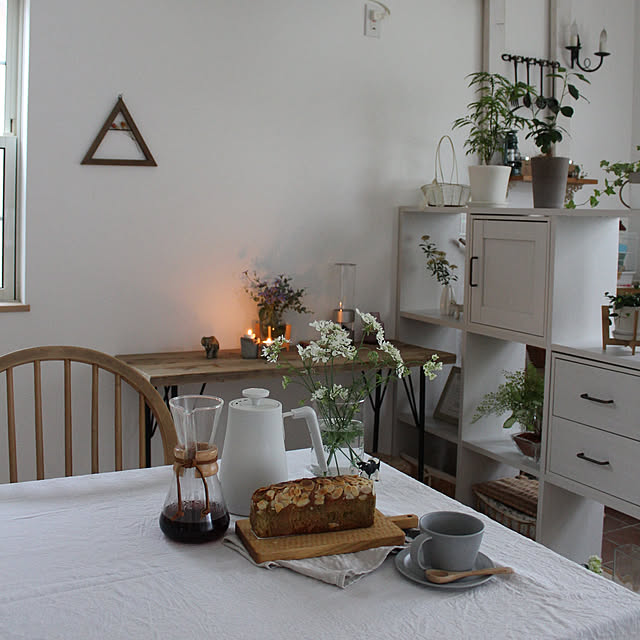 My Desk,コーヒーのある暮らし,珈琲,雨の日の楽しみ方,花のある暮らし,オルラヤホワイトレース,観葉植物のある暮らし,山善,yamazen,くらしのeショップ,山善アンバサダー,おうちすっきりシェルフ,9マスシェルフ comiriの部屋