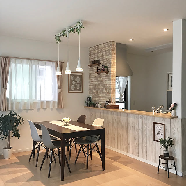 Overview,ペンダントライト,キッチンカウンター,ダイニング,アクセントクロス,建売住宅,サンゲツ,建売,レンガ調壁紙,イームズチェアリプロダクト,ポスター,板壁風壁紙,人工観葉植物 tobimoriekoの部屋