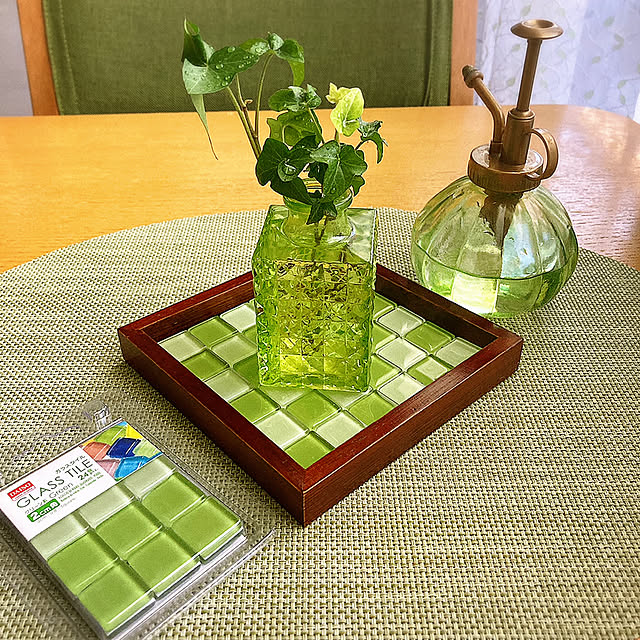 ニトリのランチョンマット,グリーンのガラス瓶,水挿しアイビー,正方形木製トレイ,グリーン系ガラスタイル,ダイソーのガラスタイル,タイル,築37年,昭和の家,東西に長い家,参道沿いに建つ家,100均,My Desk,霧吹き,イベント参加 mommyの部屋
