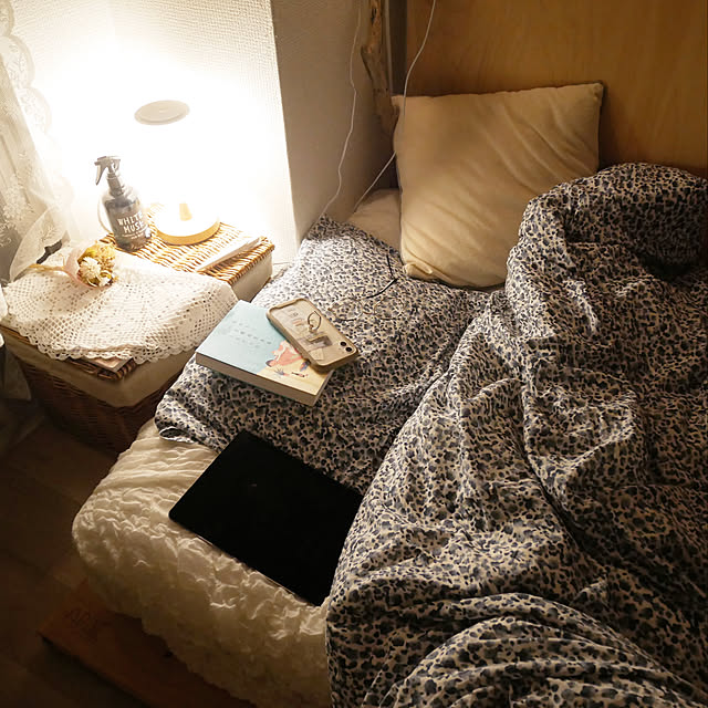 古いもの,ナチュラル,アンティーク,間接照明,ベッドカバー,すのこベッド,クッション,Bedroom ai_my_meの部屋