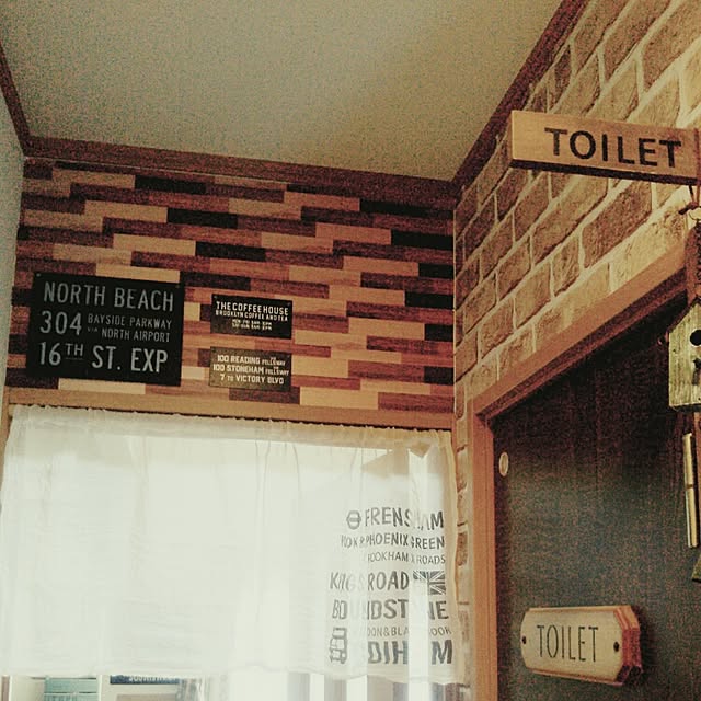 On Walls,模様替え♡,ウッドボード,セリア,おきにいり♡,インテリア,インスタ→kaochan516,れんがリメイクシート,ウォールラインステッカー,木目調シート,かべ,リメイク kaochan516の部屋