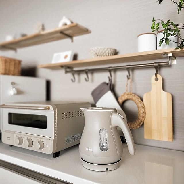 Kitchen,ケトル,ナチュラルインテリア,雑貨♡,雑貨大好き♡,好きなものに囲まれて暮らす,雑貨のある暮らし,すっきり暮らしたい,くすみカラー,淡色,飾り棚DIY,飾り棚,キッチンインテリア,タイガーケトル oomiの部屋
