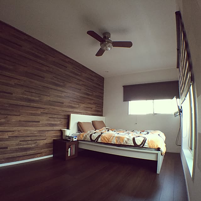 Bedroom,ロールスクリーン,調光スクリーン,ニトリのベッドカバー,IKEAのベッド,IKEA,ニトリ,シーリングファン,壁紙,アクセントクロス,照明 Riichamamの部屋