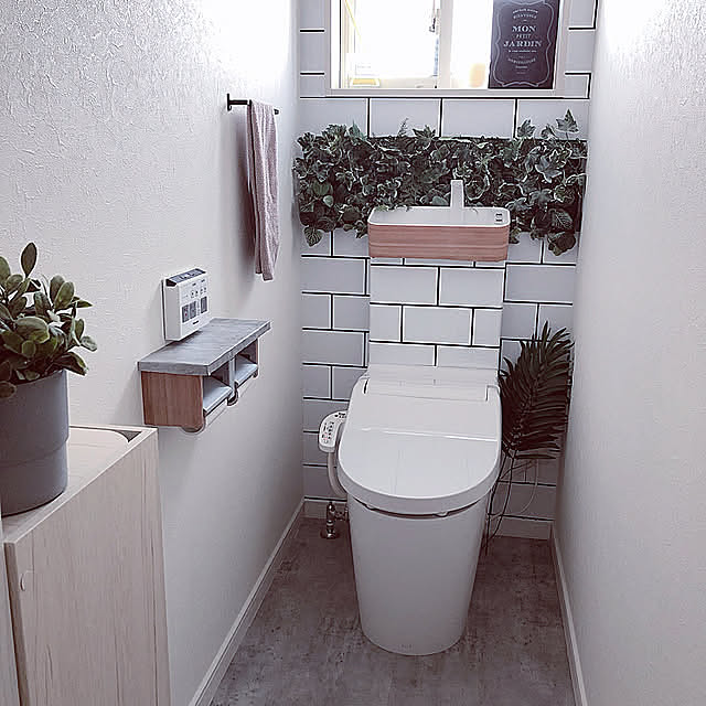 トイレのインテリア,おしゃれな家にしたい,こどもと暮らす,IKEA,壁紙リメイク,カフェ風,リメイクシート,心地よい暮らし,ニトリ,フェイクグリーン,Bathroom manahomeの部屋