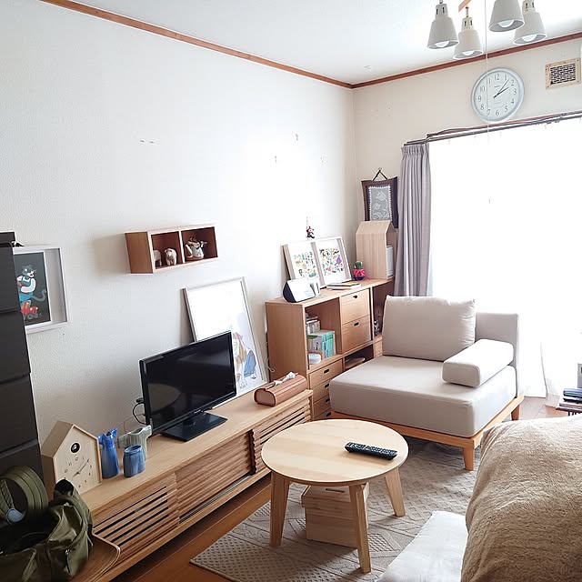 Overview,無印良品,一人暮らし,スタッキングシェルフ,いつもいいねやコメありがとうございます♡,シンプルに暮らしたい,スッキリ暮らす,見ていただいてありがとうございます♡,バタフライスツール,テレビボード,ローテーブル,無印良品 壁に付けられる家具,Alexa,アレクサ,Alexaのある生活,ワタナベリョウさんのポスター,ワタナベリョウポスター,鳩時計,リサ・ラーソン,ポスター,ソファ️,カーペット SARON_TSUBAKIの部屋