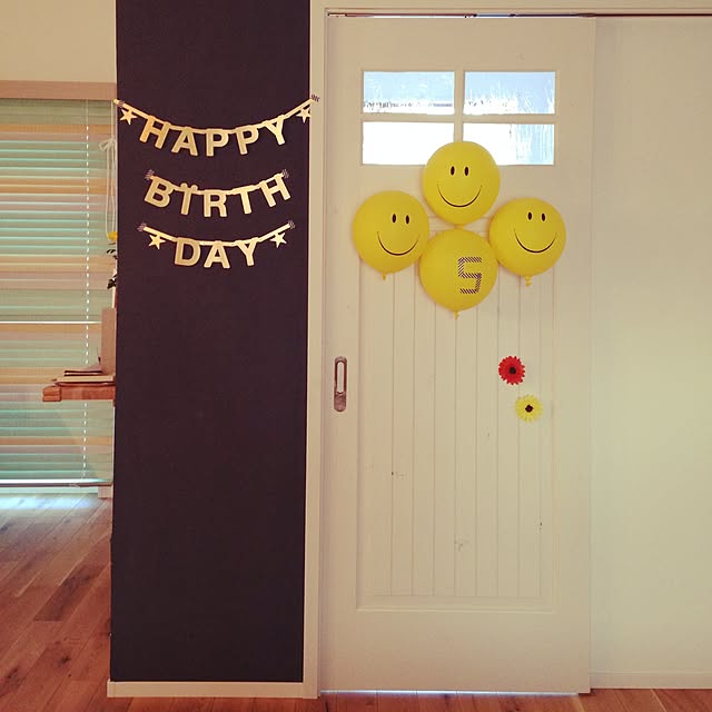 On Walls,Happy Birthday,レターバナー,誕生日会,お花はドアの傷隠し~_~;,向こう側はすぐ玄関,マグネット塗料 U-tanの部屋