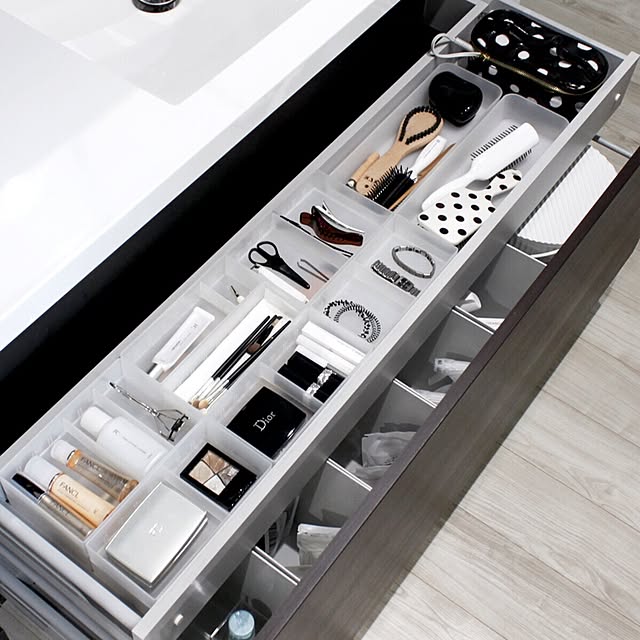 Bathroom,モノトーン収納,引出し収納,化粧品収納,デスク内整理トレー,洗面所,洗面台下収納,洗剤収納,整理収納,洗面台,収納見直し,整理整頓,無印良品,収納,リクシルの洗面台,洗面所 収納,連投失礼します,ブログやってます♡,ig→sh.atyou,洗面台収納 sh.atyouの部屋