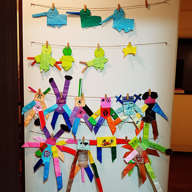 On Walls,男の子と暮らす。,こどもと暮らす。,三男,芸術は爆発だ！,ディスプレイ,子どもの作品,小学生男子,小学1年生,折り紙,2階の廊下 tomoの部屋