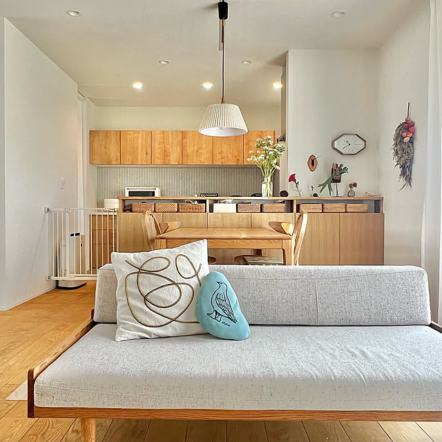 Lounge,キッチンカウンター,キッチン,リビングダイニング,リビング,北欧風,モモナチュラルのソファ,モモナチュラル,ソファ,ナチュラルインテリア,ナチュラル,一番好きな場所,花瓶,フラワーベース,ACTUS,観葉植物のある暮らし,ダイニング emiliの部屋