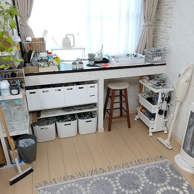 Overview,収納スペース,観葉植物,無印良品,ダイソー,イケア,カーテン,スツール,収納,コンポ,出窓,ニトリ,多肉植物,オープンラック,ポトス,ほうき,マキタ掃除機,グリーンのある暮らし,整理ボックス,やわらかポリエチレンケース,クラネ,スツールカバー手作り,リセのワゴン,収納の部屋,S字フック,ワークカウンター,北欧風,ニッセンラグ,セサミ家具,壁紙屋本舗 meiの部屋
