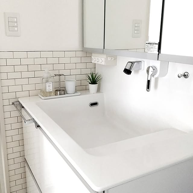 Bathroom,洗面台,洗面所,シンプル,ハンドソープ,モノトーン,ホワイトインテリア,パナソニック,Panasonic,白黒グレー,リメイクシート,シンプルホワイト,白の日,シンプルインテリア,Panasonic洗面台,モノトーンインテリア,泡ソープボトル,ウツクシーズ,すっきり暮らす,白黒シルバー,シンプルな暮らし,白シルバー,泡ソープディスペンサー,サブウェイタイル風,アドバンススイッチ,アドバンスシリーズ,４月６日,洗面空間,モニター応募投稿,おうち見直し企画応募 SSSSSの部屋