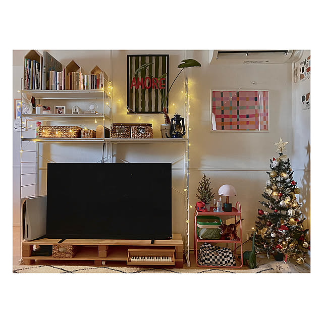 Overview,テレビまわり,テレビ周り,クリスマス,クリスマスツリー,賃貸アパート,子どもと暮らす,ピンク×グリーン,ポップも好き,子どものいる暮らし Oriorioの部屋