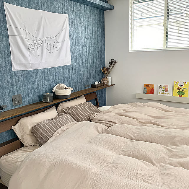 Bedroom,無印良品 壁に付けられる家具,無印良品,青い壁紙,モカベージュ,ニトリの枕カバー,ニトリの布団カバー,ニトリ,寝室,ロープバスケット,ダイソー,ブルーの壁,ブルー,無印良品の枕カバー,ガーゼ寝具,ガーゼ素材 Minteaの部屋