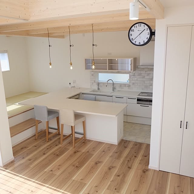 Kitchen,システムキッチン,小上がりの畳コーナー,畳コーナー,裸電球,ペンダントライト,コの字型キッチン,両面時計,ダルトン時計,アメリカンスイッチ,時計,サブウェイタイル,天井高2750,梁見せ,LED,エジソンランプ,スギ柄,アーキスペックフローリングA,IKEA namiの部屋