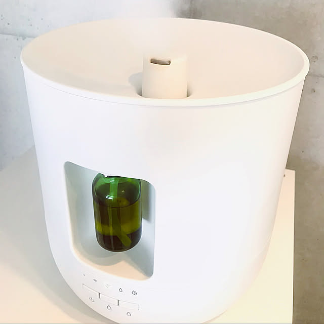 枕元,コンクリート壁,コンクリート打ちっ放し,ホワイト,アロマ,アロマディフューザー,加湿器,家電,無印良品,Bedroom o_renjiiの部屋