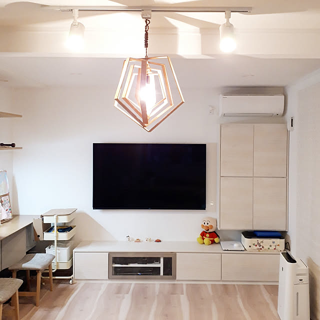 Lounge,こどものいる暮らし,山善バスケットトローリー,めざせスッキリ,共働き家事,収納,リノベーション,リノベ,LIXIL Dフロア,シェードカーテン,DAIKEN ミセル,床 ワイドローズチェリー,勝手にいいね&フォローさせてもらってます,ペンダント照明,テレビ壁掛け,リビング学習,フォローお気軽にしてください♡ kaikaiの部屋