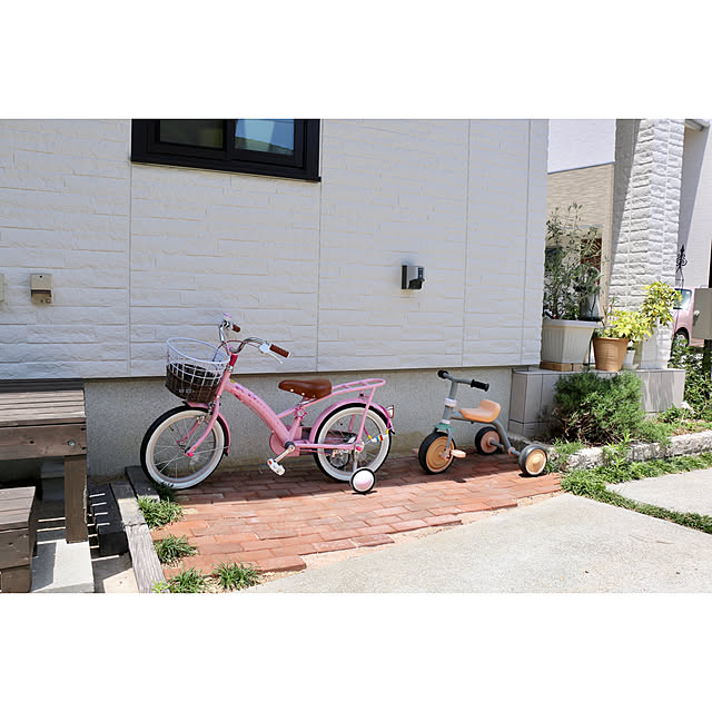 Entrance,三輪車,子ども用自転車,レンガ敷きDIY,駐輪スペース,玉竜,庭 hotaboの部屋