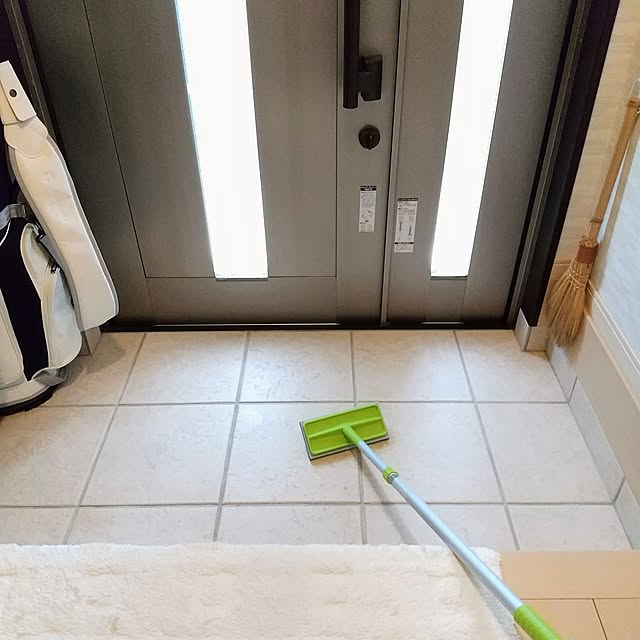 Entrance,セカンドライフ,アズマ工業,玄関タイルブラシスポンジ,掃除,タイル掃除,時短家事,かける収納,ほうき,セリア,百均,ゴルフバッグ,水だけで汚れが落ちる meiの部屋