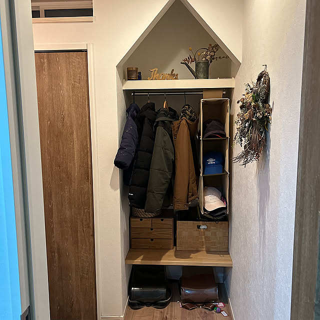 Entrance,ハンガー,ダウンジャケット,ランドセル置き場,アーチ垂れ壁,ハンガーラック,お気に入り,黒い家,梁のある家 kanhanaの部屋
