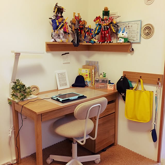 My Desk,中はぐちゃぐちゃ,男のロマン,壁に付けられる家具,無印の机,無印良品,観葉植物,コルクマットリメイク Yukariの部屋