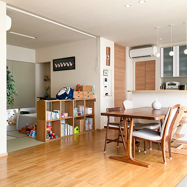 間仕切り,ロールスクリーン,子どもスペース,和室,オープンシェルフ,子どもと暮らす,ナチュラルインテリア,北欧インテリア,花のある暮らし,シンプルインテリア,ディスプレイ,ドライフラワー,木のぬくもり,カリモク,住友林業,無垢の床,木製家具,Bedroom tokonekoの部屋