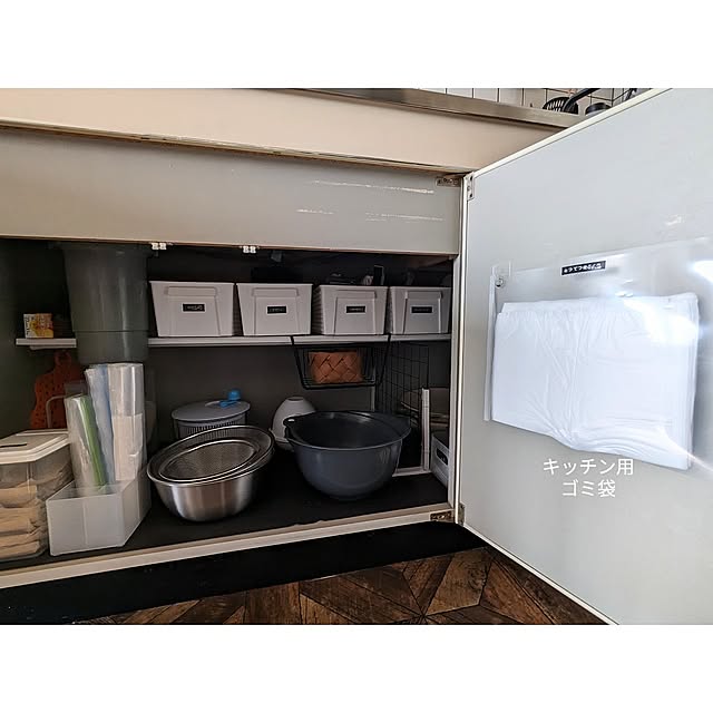Kitchen,賃貸,古い賃貸,100均,キッチン収納,100均収納,扉裏収納,扉裏活用,クリアファイル活用,ダイモラベル,子供と暮らす,シンク下収納,マグネット収納,クリアファイル,クリアファイルリメイク,ゴミ袋収納,ゴミ袋ストッカー,ゴミ袋ホルダー mayuの部屋