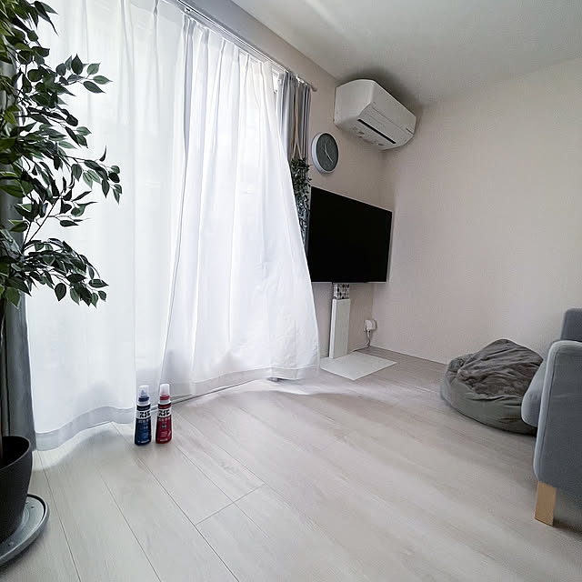 暮らしのハンドブック2023,ワイドハイター,消臭・除菌,室内干し,部屋干し,洗濯,シンプリスト,シンプルインテリア,生活感をなくしたい,ホワイトインテリア,カーテン洗濯,すっきり暮らす,シンプルにすっきりと暮らす,ホワイトオークの床,シンプルライフ,カーテン,ホワイト×グレー,こどものいる暮らし,こどもと暮らす。,Lounge chomoの部屋