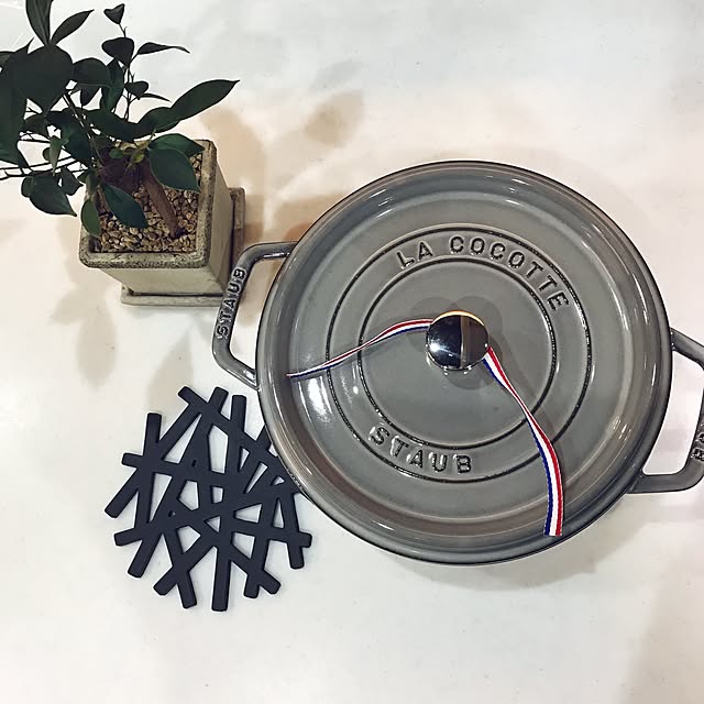 Kitchen,鍋敷き,調理器具,ガジュマル,コストコ購入品,グレー,STAUB,Staub26cm,モダン,モノトーン,白黒,シンプル,シンプルライフ,ホテルライク gr.roの部屋