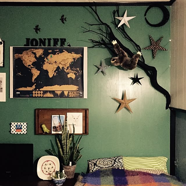 Bedroom,無印良品,AVOCA ,marimekko,緑色が好き,観葉植物,DIY,壁をペンキで塗る,多肉植物,グリーンのある暮らし,木の枝,世界地図,折り紙の星,ナマケモノ FullCircleの部屋