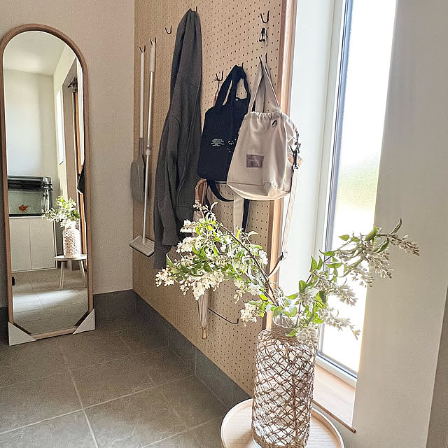 Entrance,フラワーベース,ACTUS フラワーベース,ACTUS,お花のある暮らし,花瓶,植物,有孔ボード収納,有孔ボード,パンチングボード収納,パンチングボード,玄関収納,玄関,シューズクローク,カバンの置き場所,ナチュラル,季節を楽しむ emiliの部屋