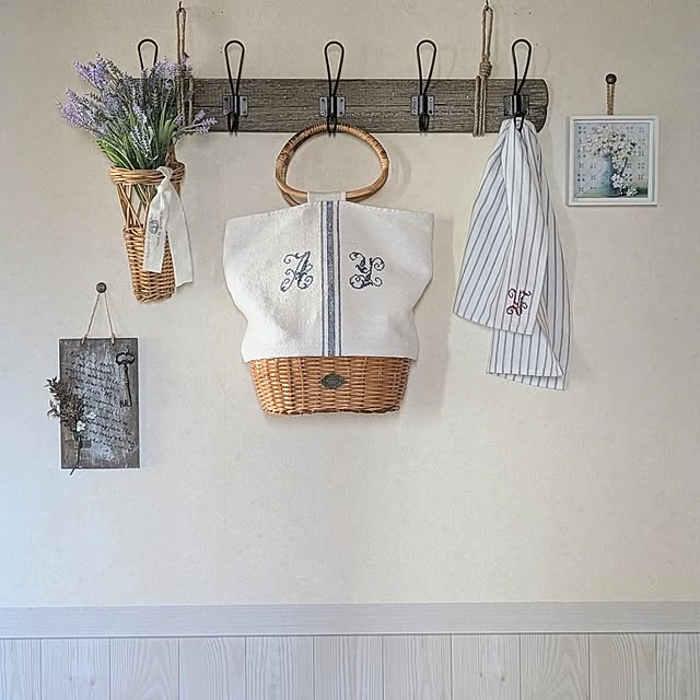 ディスプレイコーナー,雑貨,ハンドメイド,手作り,刺繍,フレンチシック,かごバッグ,クロスステッチ,グレインサック,刺繍初心者,リネンバッグ,イニシャルモノグラム,リネンのある暮らし,クロスステッチ初心者,フレンチモノグラム,かご底バッグ,ブロカント,ヴィンテージ風,壁掛けプレート,フェイクフラワー,リネンクロス,ウォールハンガー,ウォールフック,腰壁風壁紙,フラワーバスケット,リネン,アートフレーム,Entrance,玄関 purpureの部屋