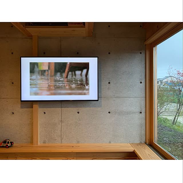 レコーダー置き場,テレビ配線スッキリした,テレビ配線問題,テレビ配線コード隠し,テレビ壁掛け,テレビ周り,スリム化,木製サッシ,木製建具,打ちっぱなし,Lounge,シンプルにすっきりと暮らす,シンプルが好き,混構造 accoの部屋