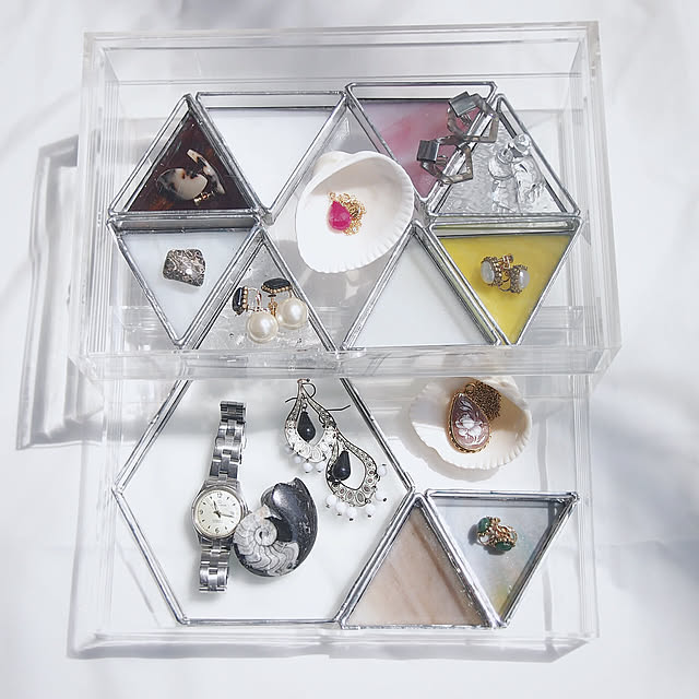 My Shelf,ハンドメイド雑貨,ハンドメイド,六角形,三角形,アンモナイト,貝殻,化石,化石好き,貝殻好き,アクセサリートレイ,アクセサリーケース,アクセサリー見せる収納,アクセサリーディスプレイ,アクセサリー収納,ステンドグラス 小物入れ,ステンドグラス,アクリルケース,無印良品 アクリルケース,無印良品,ホワイトインテリア kiwi_peaの部屋