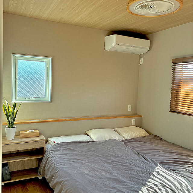 Bedroom,ベッドルームインテリア,ベッド周り,サンスベリア,観葉植物のある暮らし,観葉植物,寝室インテリア,寝室,ベッドルーム,インスタ→h___m.z.k h___m.z.kの部屋