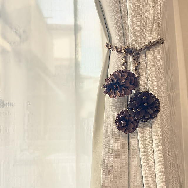 カーテンタッセル手作り,松ぼっくりアレンジ,休日の過ごし方,秋なので,Lounge,もう1個作る予定,松ぼっくり煮沸して使用 SquarePantsの部屋