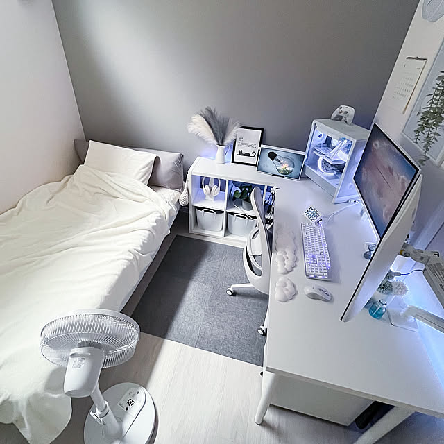 Bedroom,ゲーミング環境,ゲーミングPC,マルチモニター,ゲーム部屋,個人部屋,パソコン周り,白デスク環境,白デスク,仕事部屋,在宅ワーク,節約,IKEA,ソファ,扇風機,シンプル,ホワイトインテリア,白が好き,暑さ対策,生活感をなくしたい,シンプルにすっきりと暮らす,ホワイト×グレー,すっきり暮らす,夏家電,ユアサプライムス chomoの部屋