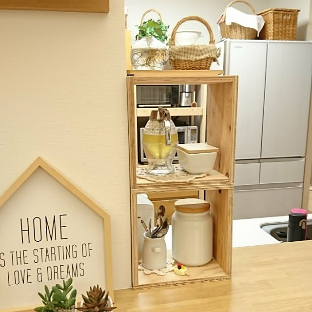 Kitchen,キッチンカウンター,ナチュラル,建売だけどオシャレハウスを目指します！,いつもいいねありがとうございます♡,ホワイト化,ハチミツポット,キューブボックス,縦長のおうち,ニトリ,NARUMI,かご,観葉植物 HELLO751の部屋