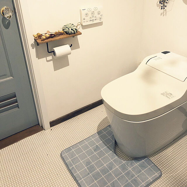 Bathroom,アイアンホルダー,ニセロ,漆喰壁,白のモザイクタイル,ブルーグレーのドア,ダイソートイレマット,２階トイレ tsukiyuzuの部屋
